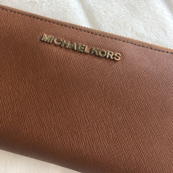 Michael Kors Handbags - Michael Kors Brown Bedford Wallet